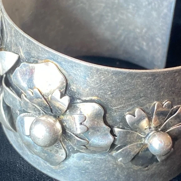 Vintage Floral Silver Toned Cuff Bracelet - Picture 11 of 13
